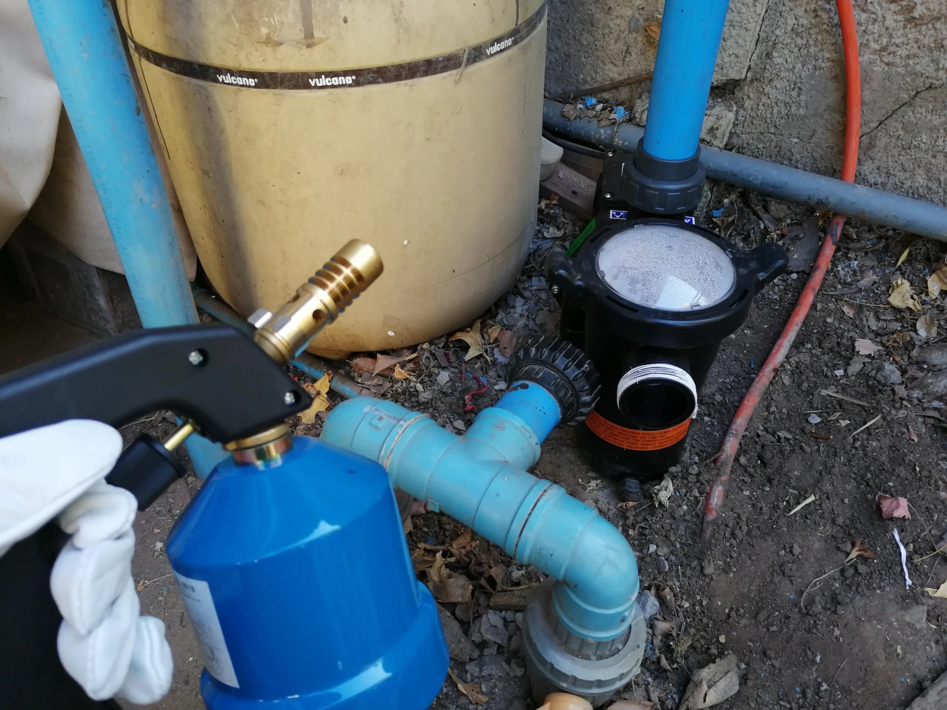 Reparación de grieta con filtración en piscina de fibra de vidrio