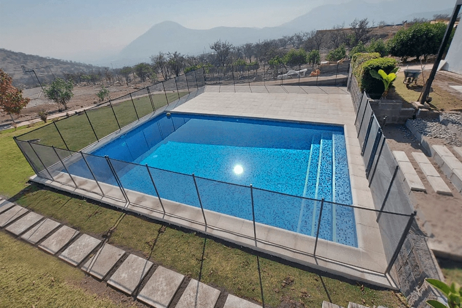 Piscina terminada con agua y revestimiento en mosaico — Piscinas Vertientes, Santiago