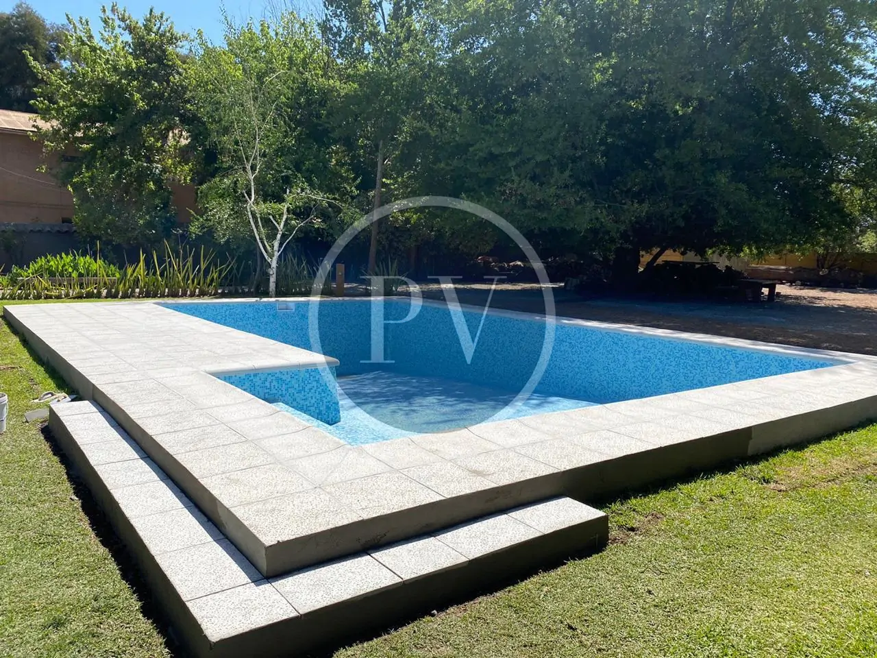 Coronación con pastelones en terraza de piscina en Santiago