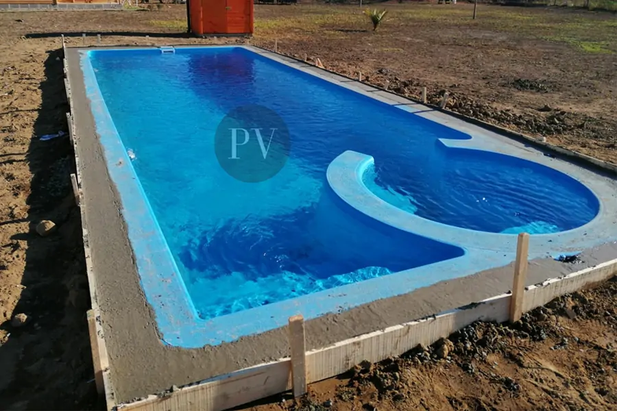 Preparación de losa de radier para instalación de pastelones en borde de piscina